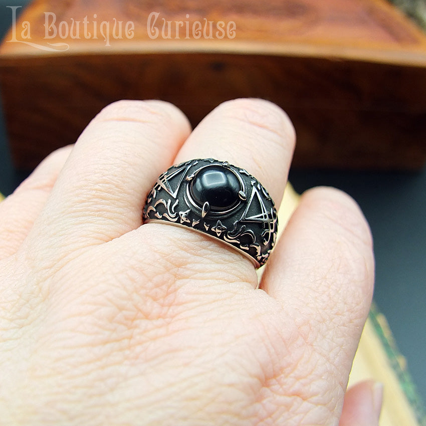 Chevaliere gothique Lux Tenebris en acier et obsidienne protection La Boutique Curieuse