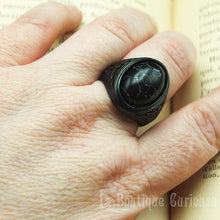 Charger l&#39;image dans la galerie, Chevalière gothique noire pour homme en acier avec pierre imitation marbre noir, bague homme grande taille phénix Toulouse France