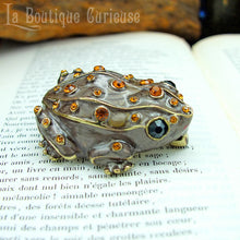 Charger l'image dans la galerie, Broche grenouille marron originale avec strass ambre – Accessoire femme élégant