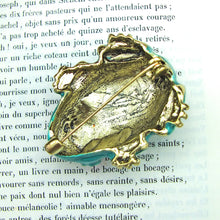 Charger l'image dans la galerie, Vue du dessous de broche grenouille en métal avec strass – Accessoire mode femme original witchy