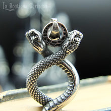 Laden Sie das Bild in den Galerie-Viewer, Détail des têtes du pendentif double serpent en acier inoxydable