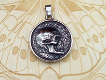 Charger l&#39;image dans la galerie, Double pendentif  gothique femme 2 en 1 médaille crane tête de mort en acier. Pendentif gothique original gravure fine tatouage bikers type médaille Toulouse France