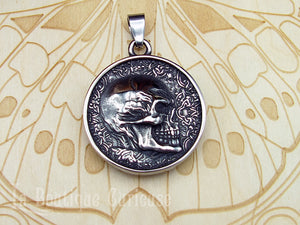 Double pendentif  gothique femme 2 en 1 médaille crane tête de mort en acier. Pendentif gothique original gravure fine tatouage bikers type médaille Toulouse France