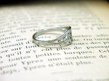 Charger l&#39;image dans la galerie, Bague femme acier noir argent ou or pentacle étoile pentagramme au centre, noeuds celtiques gravés sur les côtés de l&#39;anneau. Bague de protection, magie sorcière. Bague celtique étoile wicca