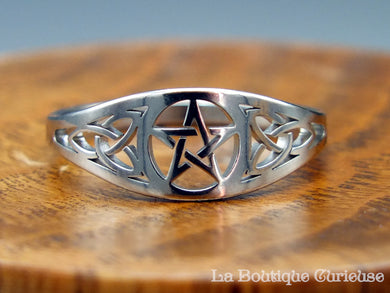Bague femme acier argent pentacle étoile pentagramme au centre, noeuds celtiques gravés sur les côtés de l'anneau. Bague de protection, magie sorcière.