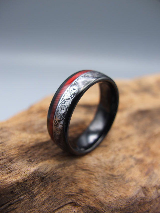 Anneau alliance homme guitariste en tungstène noir et corde de guitare rouge. Bague homme grande taille gothique rock Toulouse France