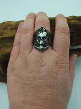 Load image into Gallery viewer, Bague en acier inoxydable pour hommes grande taille. Bague style marin crâne boussole tentacules ancre et cordes, fantôme pirate. Bague gothique en solde pas chère destockage.