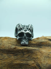 Laden Sie das Bild in den Galerie-Viewer, Bague en acier inoxydable pour hommes grande taille. Bague style gothique crâne de démon avec cornes de bélier, inspirée de Baphomet. Bague homme tête de mort style biker, rock, sataniste, Toulouse France.