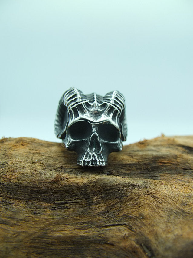 Bague en acier inoxydable pour hommes grande taille. Bague style gothique crâne de démon avec cornes de bélier, inspirée de Baphomet. Bague homme tête de mort style biker, rock, sataniste, Toulouse France.