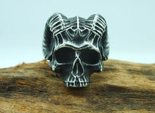 Laden Sie das Bild in den Galerie-Viewer, Bague en acier inoxydable pour hommes grande taille. Bague style gothique crâne de démon avec cornes de bélier, inspirée de Baphomet. Bague homme tête de mort style biker, rock, sataniste, Toulouse France.
