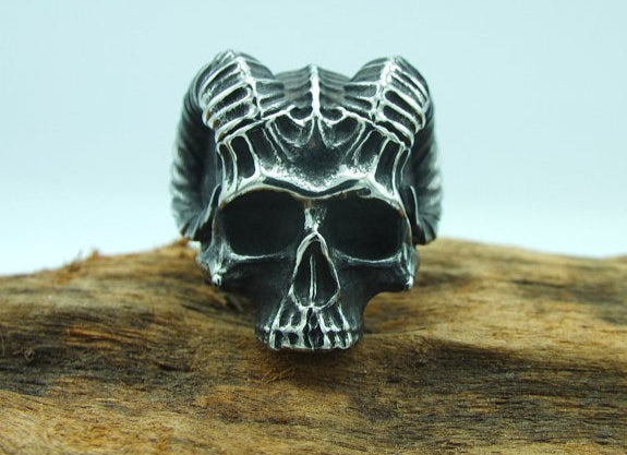Bague en acier inoxydable pour hommes grande taille. Bague style gothique crâne de démon avec cornes de bélier, inspirée de Baphomet. Bague homme tête de mort style biker, rock, sataniste, Toulouse France.