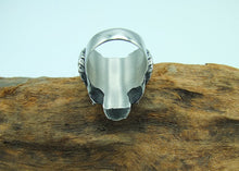 Laden Sie das Bild in den Galerie-Viewer, Bague en acier inoxydable pour hommes grande taille. Bague style gothique crâne de démon avec cornes de bélier, inspirée de Baphomet. Bague homme tête de mort style biker, rock, sataniste, Toulouse France.