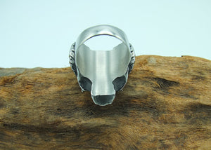 Bague en acier inoxydable pour hommes grande taille. Bague style gothique crâne de démon avec cornes de bélier, inspirée de Baphomet. Bague homme tête de mort style biker, rock, sataniste, Toulouse France.