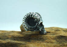 Laden Sie das Bild in den Galerie-Viewer, Bague en acier inoxydable pour hommes grande taille. Bague style gothique crâne de démon avec cornes de bélier, inspirée de Baphomet. Bague homme tête de mort style biker, rock, sataniste, Toulouse France.