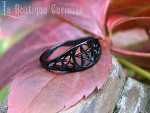 Charger l&#39;image dans la galerie, Bague femme acier noir argent ou or pentacle étoile pentagramme au centre, noeuds celtiques gravés sur les côtés de l&#39;anneau. Bague de protection, magie sorcière.