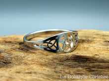 Charger l&#39;image dans la galerie, Bague femme acier noir argent ou or pentacle étoile pentagramme au centre, noeuds celtiques gravés sur les côtés de l&#39;anneau. Bague de protection, magie sorcière.