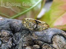 Charger l&#39;image dans la galerie, Bague femme acier noir argent ou or pentacle étoile pentagramme au centre, noeuds celtiques gravés sur les côtés de l&#39;anneau. Bague de protection, magie sorcière.