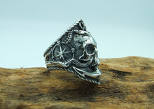 Load image into Gallery viewer, Bague en acier inoxydable pour hommes grande taille. Bague style marin crâne boussole tentacules ancre et cordes, fantôme pirate. Bague gothique en solde pas chère destockage.