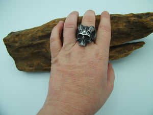 Bague en acier inoxydable pour hommes grande taille. Bague style gothique crâne de démon avec cornes de bélier, inspirée de Baphomet. Bague homme tête de mort style biker, rock, sataniste, Toulouse France.