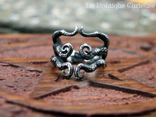 Laden Sie das Bild in den Galerie-Viewer, Bague esprit de Cthulhu tentacules style steampunk gothique en acier inoxydable. Bague inspirée de Lovecraft style corset cage thoracique. Bijoux gothiques et steampunk Toulouse France