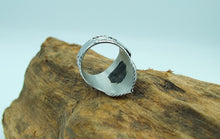 Load image into Gallery viewer, Bague en acier inoxydable pour hommes grande taille. Bague style marin crâne boussole tentacules ancre et cordes, fantôme pirate. Bague gothique en solde pas chère destockage.