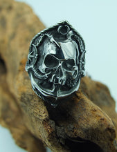 Load image into Gallery viewer, Bague en acier inoxydable pour hommes grande taille. Bague style marin crâne boussole tentacules ancre et cordes, fantôme pirate. Bague gothique en solde pas chère destockage.