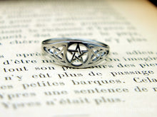Charger l&#39;image dans la galerie, Bague femme acier noir argent ou or pentacle étoile pentagramme au centre, noeuds celtiques gravés sur les côtés de l&#39;anneau. Bague de protection, magie sorcière. Bague rituel wicca