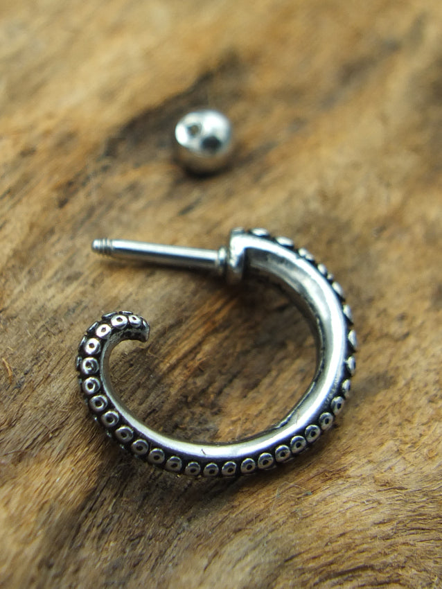 Boucle d'oreille ou piercing homme et femme tentacule de pieuvre kraken style steampunk acier chirurgical 