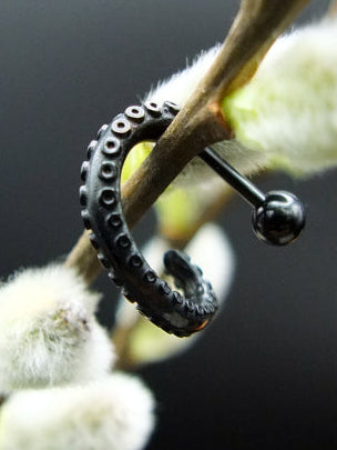Boucle d'oreille noire ou piercing homme et femme tentacule de pieuvre kraken style steampunk acier chirurgical 
