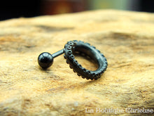 Charger l&#39;image dans la galerie, Boucle d&#39;oreille noire ou piercing homme et femme tentacule de pieuvre kraken style steampunk acier chirurgical