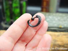 Charger l&#39;image dans la galerie, Boucle d&#39;oreille noir ou piercing homme et femme tentacule de pieuvre kraken style steampunk acier chirurgical