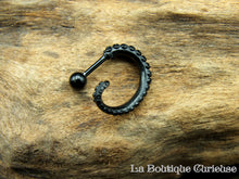 Charger l&#39;image dans la galerie, Boucle d&#39;oreille noir ou piercing homme et femme tentacule de pieuvre kraken style steampunk acier chirurgical
