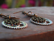 Laden Sie das Bild in den Galerie-Viewer, Vue en détail des engrenages d'une paire de boucles d'oreilles pendantes de style steampunk de couleur bronze vieilli et argent
