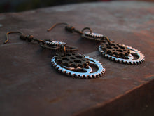 Laden Sie das Bild in den Galerie-Viewer, Vue de profil de boucles d'oreilles pendantes style vintage steampunk avec engrenages