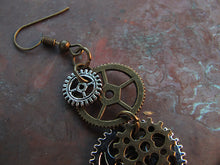 Laden Sie das Bild in den Galerie-Viewer, Détail des engrenages d'une paire de boucles d'oreilles steampunk couleur bronze et argent, style retro industriel