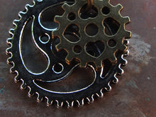 Laden Sie das Bild in den Galerie-Viewer, Détail des engrenages couleur bronze vieilli et argent d'une paire de boucles d'oreilles steampunk style vintage