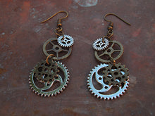 Laden Sie das Bild in den Galerie-Viewer, Boucles d'oreilles pendantes de style steampunk avec engrenages de couleur bronze et argent
