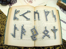 Charger l&#39;image dans la galerie, Pendentifs runes - divers modèles