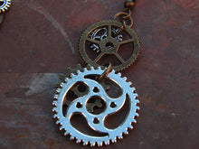 Laden Sie das Bild in den Galerie-Viewer, Vue de dos d'une boucle d'oreilles de style steampunk, avec engrenages de couleur bronze vieilli et argent, style industriel retro
