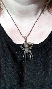 Pendentif gothique araignée réaliste en bronze fait main France. Pendentif artisanal Toulouse mygale tarentule pour homme et femme vue porté