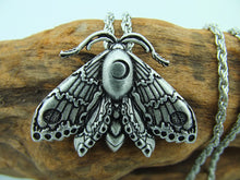 Load image into Gallery viewer, Grand pendentif papillon de nuit symbole lune gothique wicca + chaîne