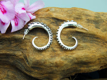 Load image into Gallery viewer, Tentacle-style hoop earrings