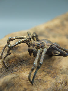 Grand pendentif araignée en bronze