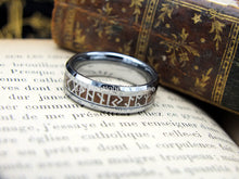 Laden Sie das Bild in den Galerie-Viewer, Anneau Viking runique en tungstène et bois présenté sur un livre ancien.