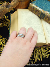 Laden Sie das Bild in den Galerie-Viewer, Bague Viking en tungstène ornée des runes Futhark portée au doigt.