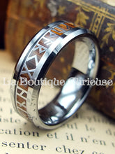 Laden Sie das Bild in den Galerie-Viewer, Gros plan sur une bague Viking en tungstène avec alphabet runique Futhark et bois.